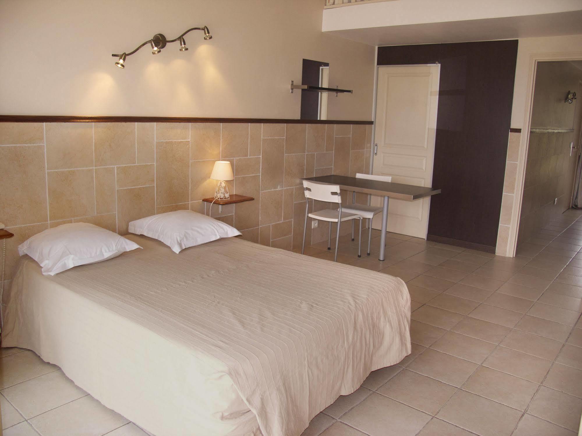 Hotel Et Studios Les Amandiers Saint-Raphaël Kültér fotó