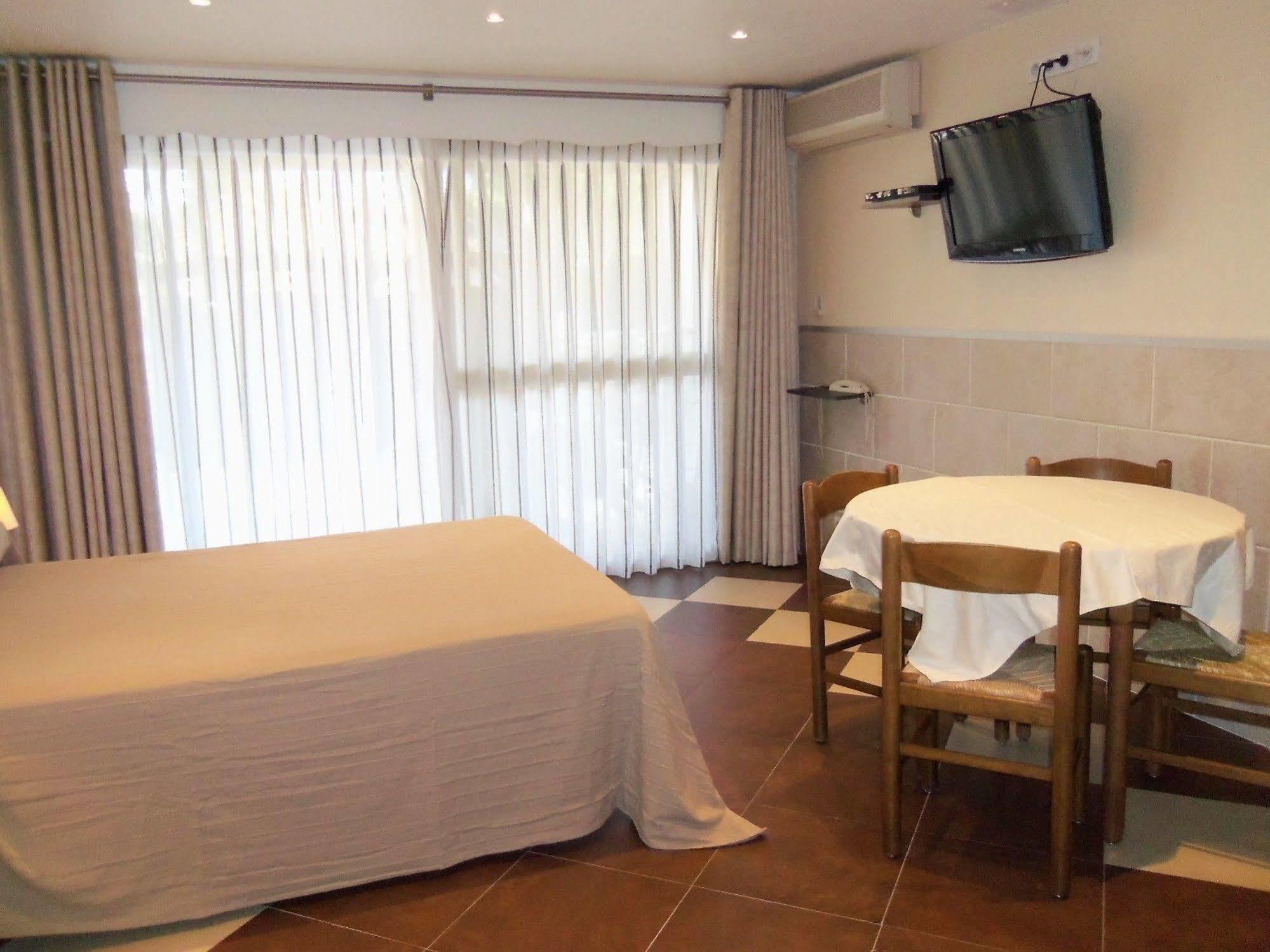 Hotel Et Studios Les Amandiers Saint-Raphaël Kültér fotó